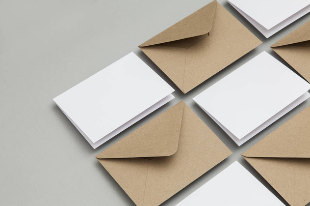 Blank white card with kraft brown paper envelope template mock u - Foto, Bild