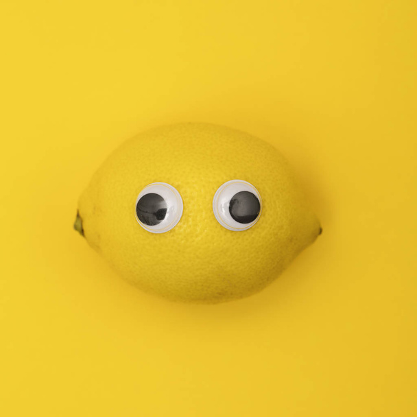 Yellow lemon face with comedy googly eyes - Zdjęcie, obraz