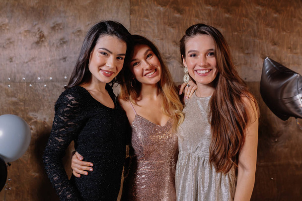 Detail portrét tří mladých šťastných přátel na sobě večerní šaty na párty - Fotografie, Obrázek