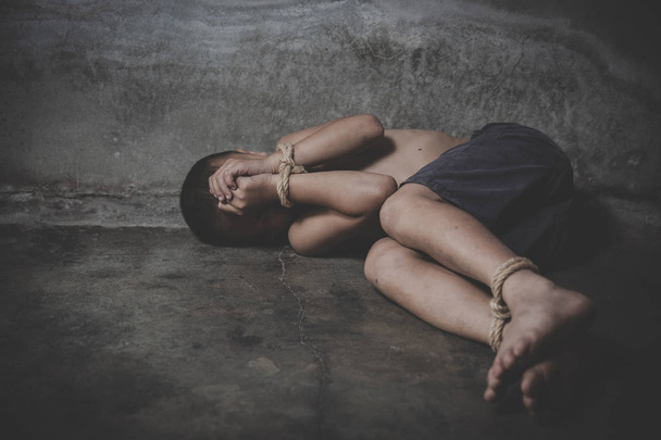 El chico estaba atado en la esquina de la casa abandonada, Stop viol
 - Foto, Imagen