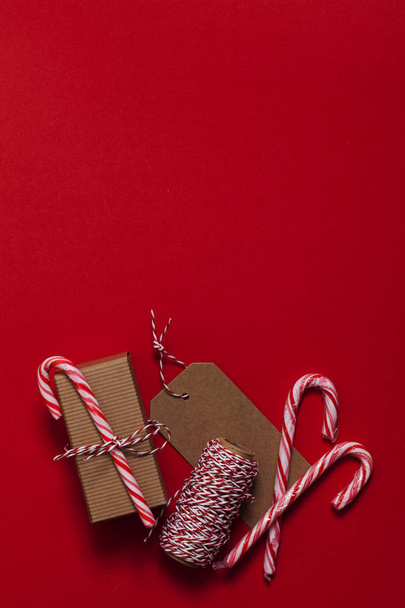 Festive Christmas present with candy cane on a red background - Foto, Bild