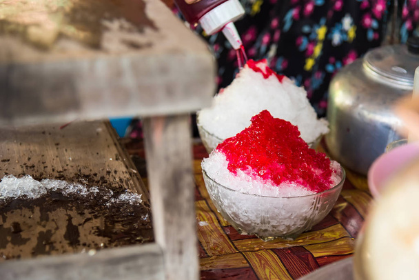 Fermer la glace à raser avec du sirop de sucre rouge, garnir de sweete
 - Photo, image