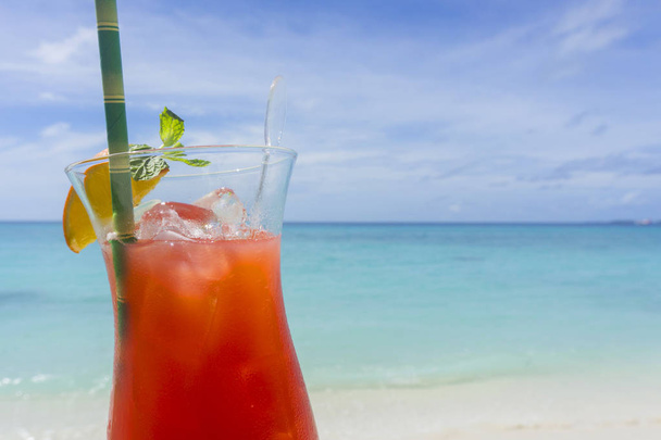 Summer cocktail against tropical sea and sky background - Zdjęcie, obraz