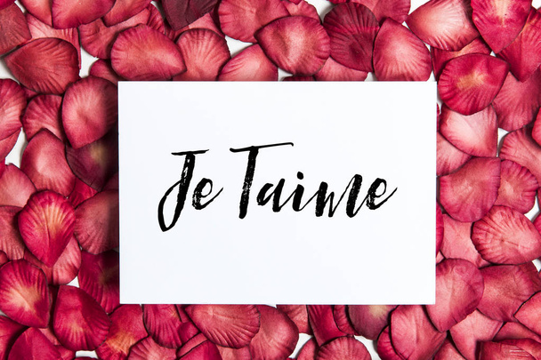 Red rose petals with je taime message - Фото, изображение