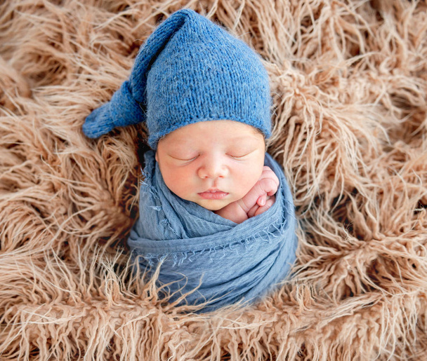 Újszülött fiú csomagolva egy takaró - Fotó, kép