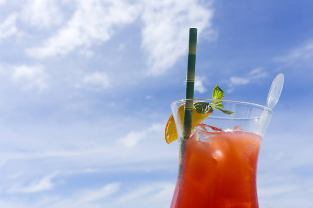 Summer cocktail against blue sky background - Foto, afbeelding