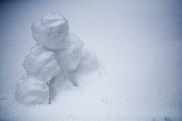 bolas de nieve reales con las manos apretadas de la nieve fresca en invierno en la calle
 - Foto, Imagen