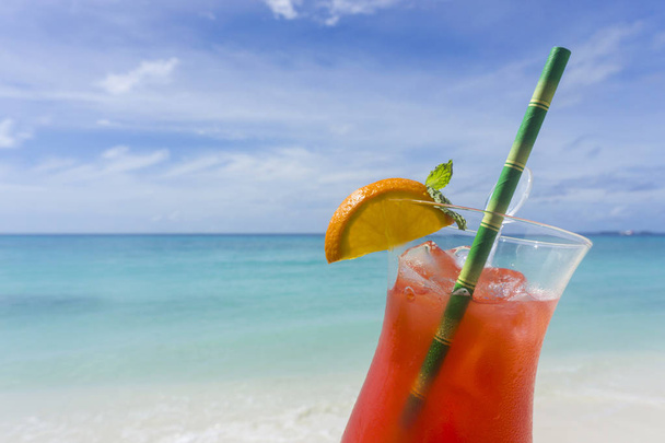 Summer cocktail against tropical sea and sky background - Foto, Imagem