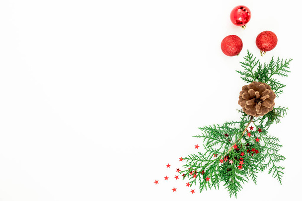 Marco de Navidad de ramas y decoración con confeti en whit
 - Foto, imagen