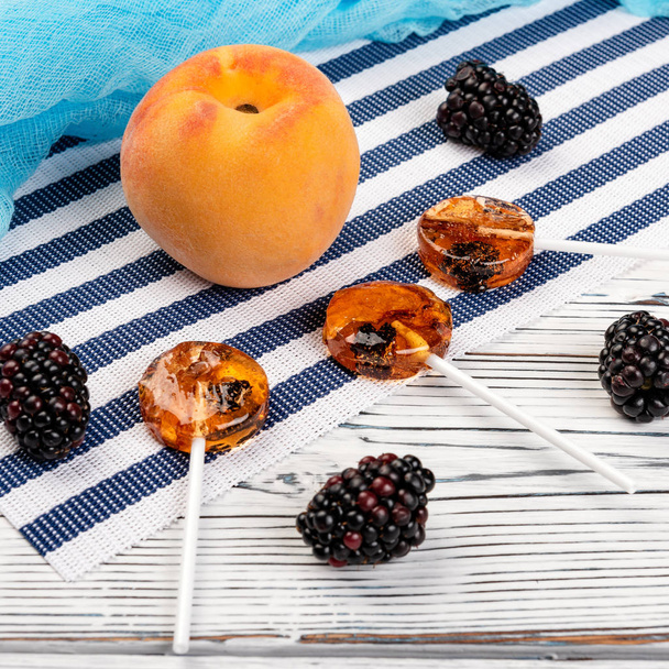 .Lollipops wykonane z naturalnych owoców i jagód. Zdrowa żywność i wegetariański koncepty żywnościowe - Zdjęcie, obraz