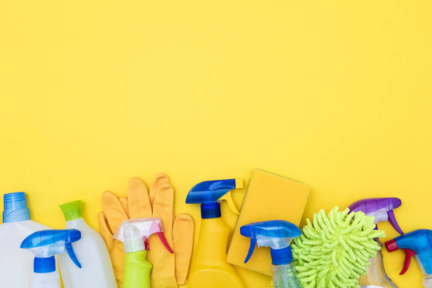 Bahar temizleme spreyi ürünleri parlak sarı bir sırt çantasına. - Fotoğraf, Görsel