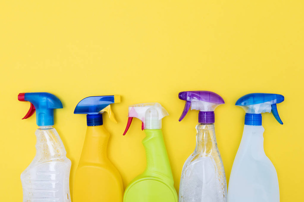 Productos de botella de spray de limpieza de primavera en un fondo amarillo brillante
 - Foto, imagen
