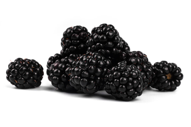 Chiudi vista frontale del succoso raccolto biologico di bacche blackberrie
 - Foto, immagini