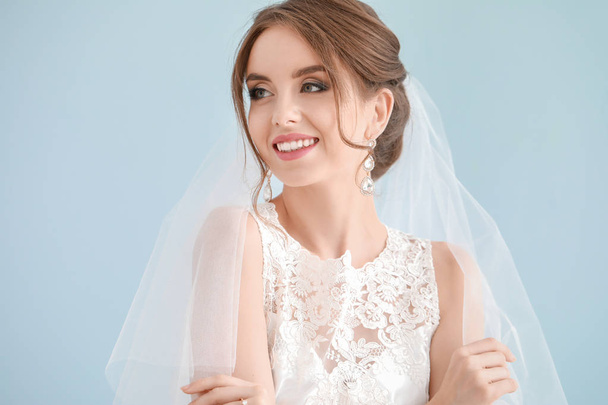 Portrait of beautiful young bride on light background - Foto, imagen