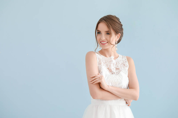Porträt der schönen jungen Braut auf hellem Hintergrund - Foto, Bild