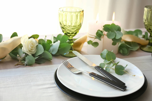 Schöne Tischdekoration mit floralem Dekor - Foto, Bild