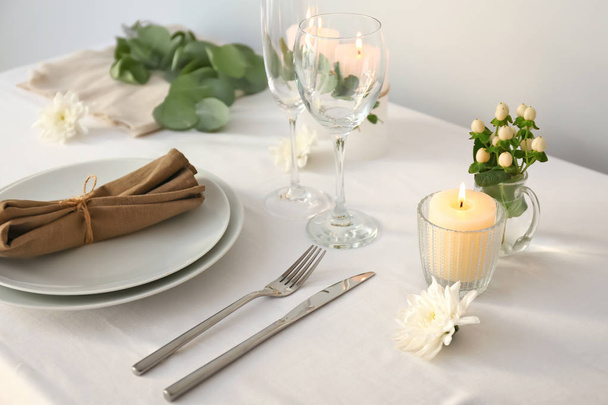 Gyönyörű asztal beállítás virágos dekorációval - Fotó, kép