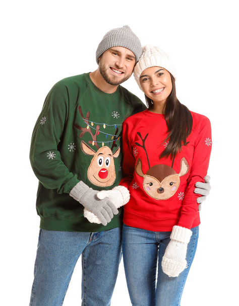 Mladý pár v vánoční svetry na bílém pozadí - Fotografie, Obrázek