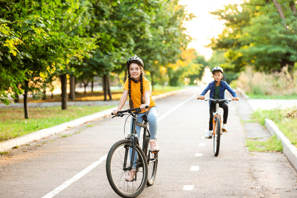 Açık havada bisiklete binen sevimli çocuklar - Fotoğraf, Görsel
