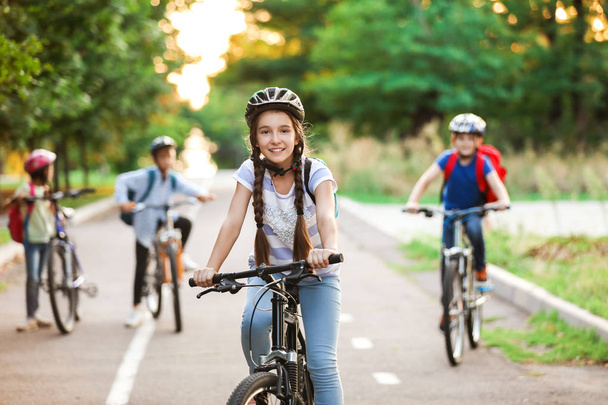Bambini carini in bicicletta all'aperto
 - Foto, immagini