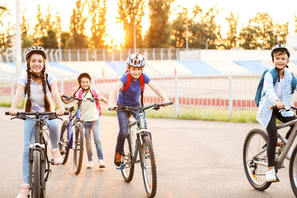 Lindos niños montando bicicletas al aire libre
 - Foto, imagen
