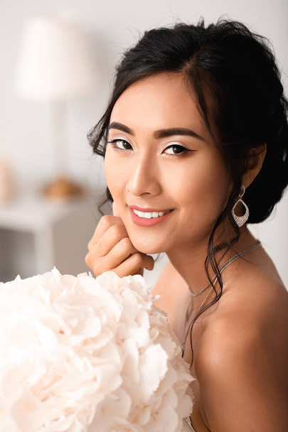 Hermosa joven asiática novia en casa
 - Foto, imagen