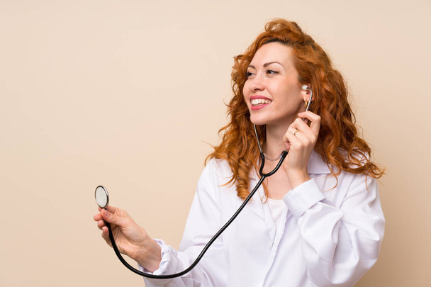 Happy Redhead doctor woman - Foto, immagini