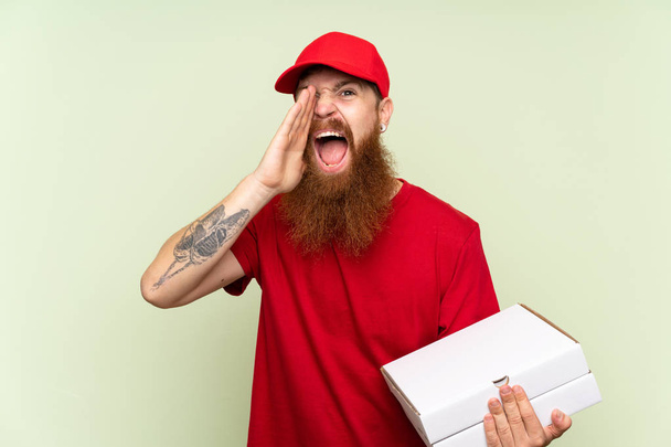 Consegna uomo con lunga barba su isolato sfondo verde gridando con la bocca spalancata
 - Foto, immagini