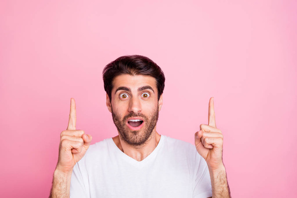 Close up photo of surprised middle eastern man point index finger show ads promotion wonder scream wow omg unbelievable sales discounts wear white t-shirt isolated over pastel color background - Foto, Imagen