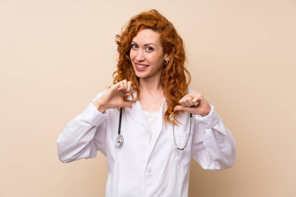 Redhead γιατρός γυναίκα υπερήφανη και αυτάρεσκη - Φωτογραφία, εικόνα