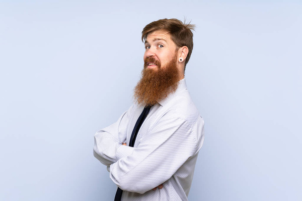 Uomo d'affari con lunga barba su sfondo isolato ridere
 - Foto, immagini