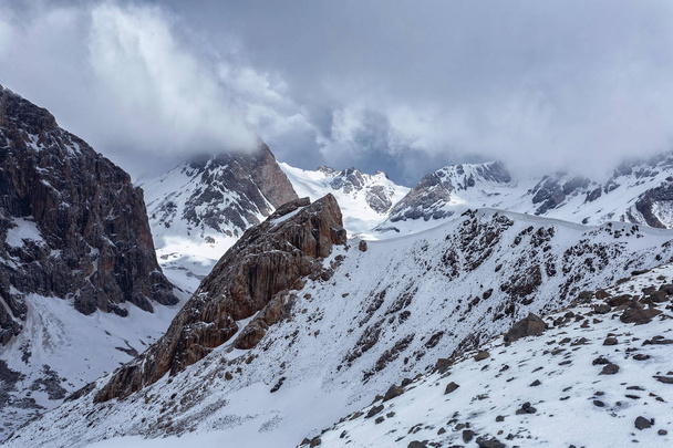 Landschap van bergen en gletsjers op winterdag  - Foto, afbeelding