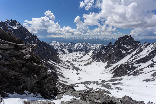 Landscape of mountains and glaciers in sunny weather - Foto, imagen
