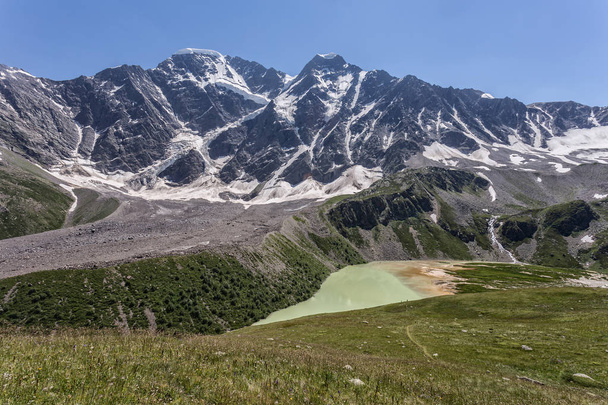 Elbrus region, a mountain landscape in the Caucasus region, Elbrus. - Foto, Imagem