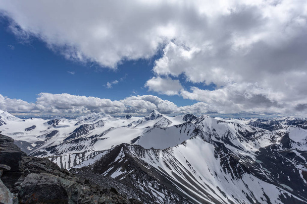 Paisaje de montañas y glaciares en clima soleado
 - Foto, imagen