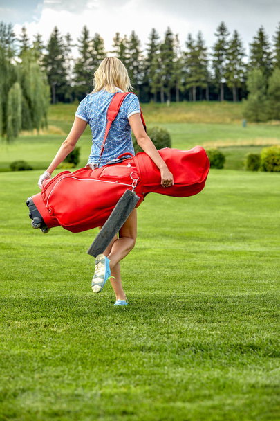 Zielkonzept, Kopierraum. Frauen golfen Zeit mit Golfausrüstung auf der grünen Wiese Hintergrund. das Streben nach Exzellenz, persönlicher Handwerkskunst, königlichem Sport, Sportbanner. - Foto, Bild