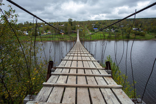 old wooden bridge in the park - Fotoğraf, Görsel