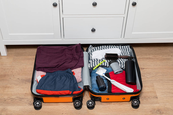 Travel, suitcase, apartment - Foto, afbeelding