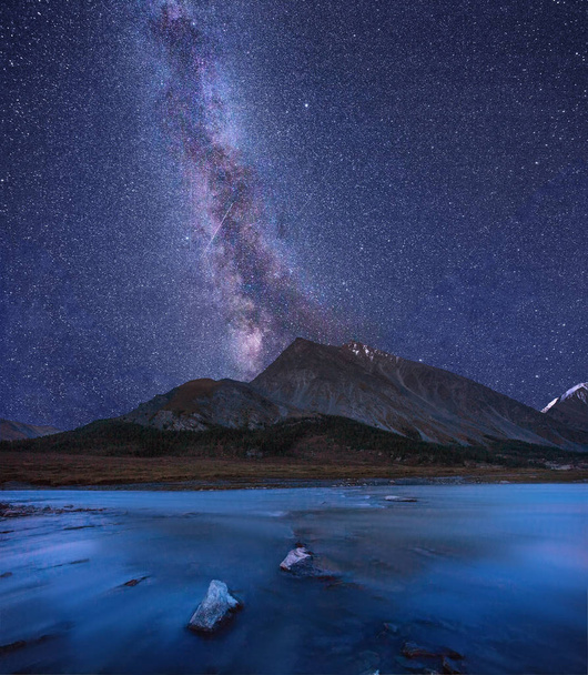 Έναστρη νύχτα στα βουνά. Γαλαξία μας - Φωτογραφία, εικόνα