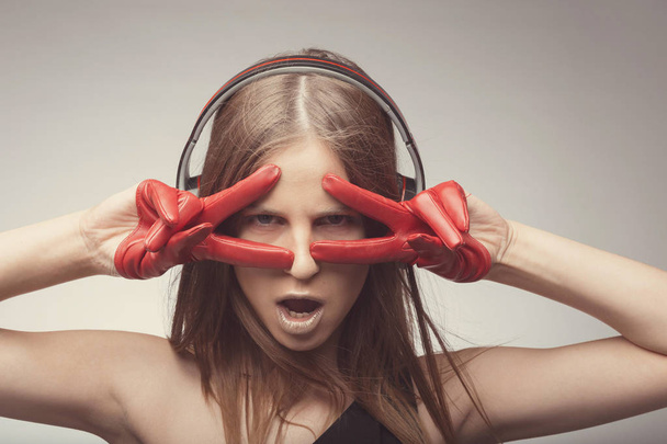 Радісна приваблива мода гарна дівчина слухає музику з головою
 - Фото, зображення