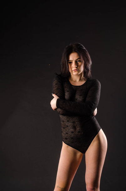 όμορφη κοπέλα γυμνή απομονωμένη σε ένα μαύρο φόντο - Φωτογραφία, εικόνα
