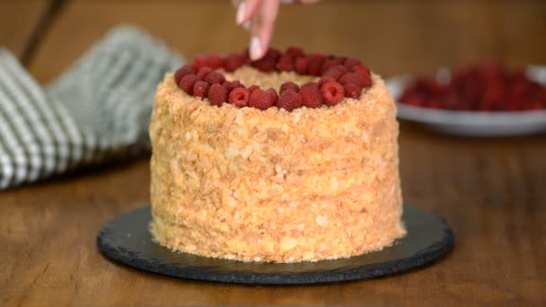 Pastelería decora Napoleon Layered Cake con frambuesa fresca
. - Metraje, vídeo