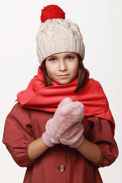 Toipuva naurava tyttö takissa, lakki, hanskat, tauti, kylmä, flunssa, talvi, syksy. Koskemattomuus. Valkoisella taustalla studiossa
. - Valokuva, kuva