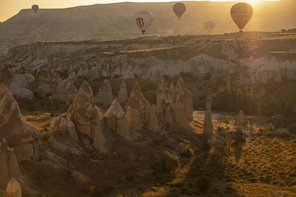 Goreme, Cappadocië / Turkije - 29 september 2019: De beroemde heteluchtballonnen van Cappadocië stijgen weer op voor een ochtendvlucht; Cappadocië, Turkije - Foto, afbeelding