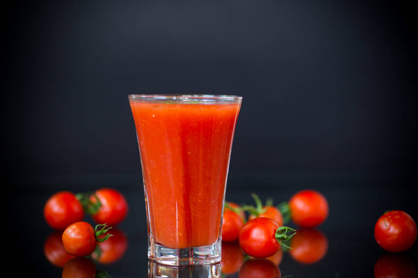 homemade tomato juice in a glass and fresh tomatoes - Fotografie, Obrázek