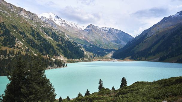 Bergsee bao in Almaty. schöne Natur, sommergrüne Landschaft des sonnigen Kasachstans - Foto, Bild