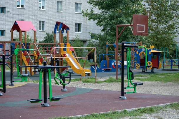 parque infantil en el patio - Foto, imagen