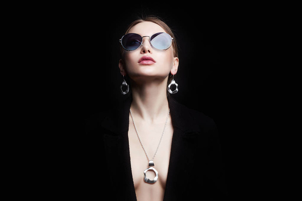 Красивая сексуальная женщина в ювелирных украшениях и солнечных очках
 - Фото, изображение