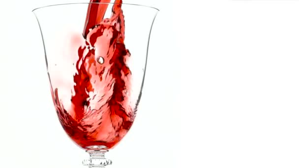 Nalévání červeného vína do skla na bílém pozadí - Záběry, video