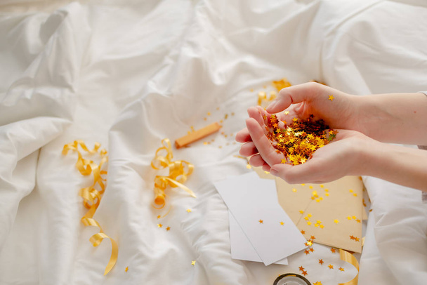 brilhante festivo dourado confetti estrela faíscas mulher mão no branco
 - Foto, Imagem
